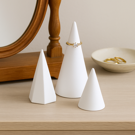 Présentoir à bague cône artisanal en plâtre céramique – Élégance & minimalisme