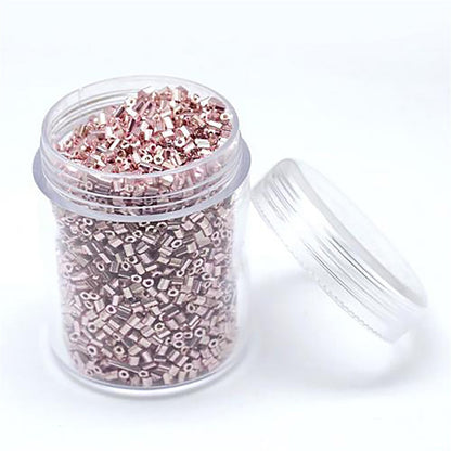 Perles de rocaille irisées tubes à facettes 1.8 à 2.3 mm (3000 pièces)